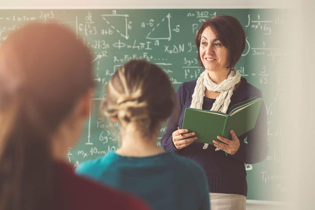 Professeur enseignant l'intelligence artificielle à ses élèves.